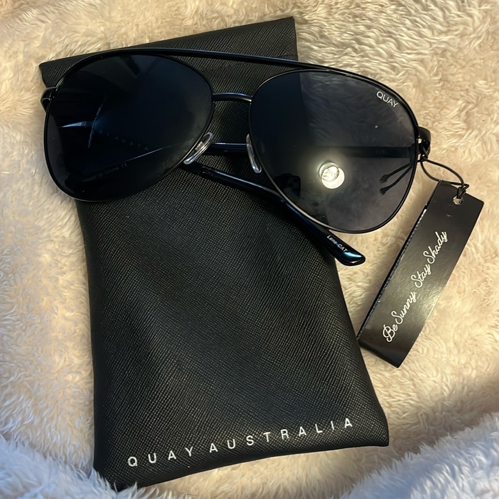 Quay Australia Vivienne Aviator Sunglasses Nonslip Soft Case Black Smoke NWT